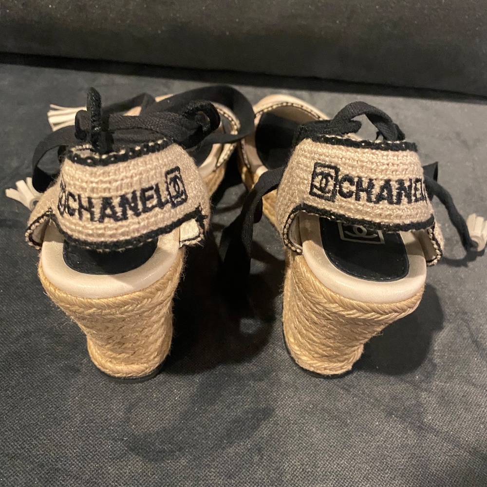 Chanel wrap around wedge size 38/8 tan with black logos woven wedge heel - Picture 3 of 7